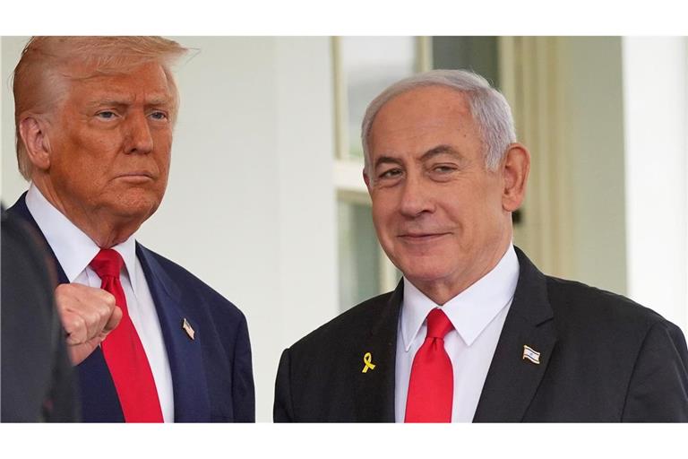 Israels Regierungschef Netanjahu (r) ist in die USA abgereist - an sein geplantes Treffen mit US-Präsident Trump knüpfen sich große Erwartungen. (Archivbild)