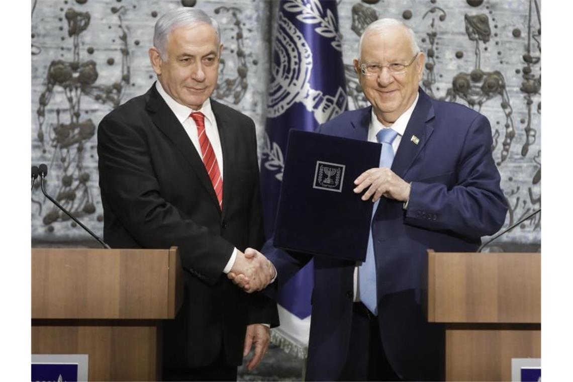 Israels Staatspräsident Reuven Rivlin (r) beauftragt Ministerpräsident Benjamin Netanjahu mit der Regierungsbildung. Foto: Sebastian Scheiner/AP