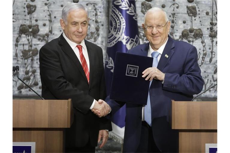 Israels Staatspräsident Reuven Rivlin (r) beauftragt Ministerpräsident Benjamin Netanjahu mit der Regierungsbildung. Foto: Sebastian Scheiner/AP