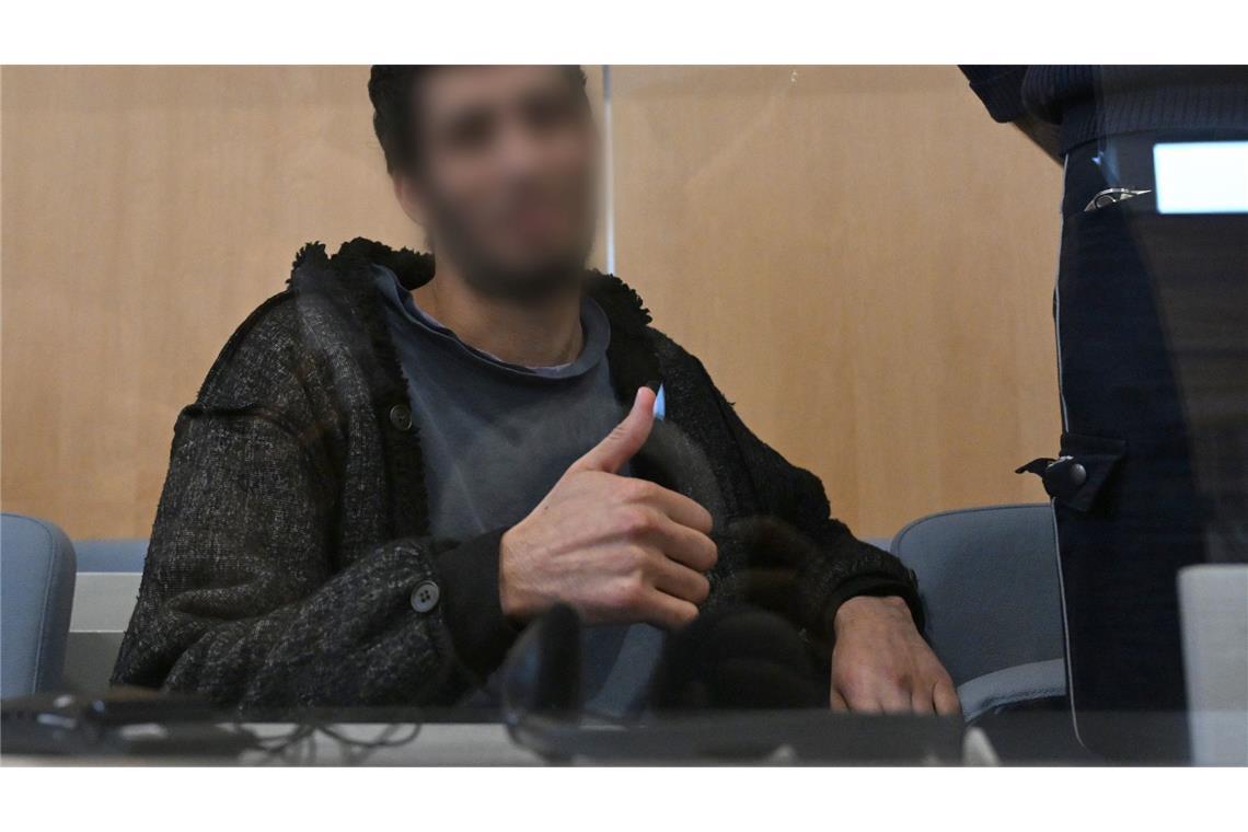"Keine Abkehr erkennbar": Höchststrafe für Solingen-Täter Issa al Hasan hatte bereits zu Prozessbeginn gestanden, den Messerangriff begangen zu haben.