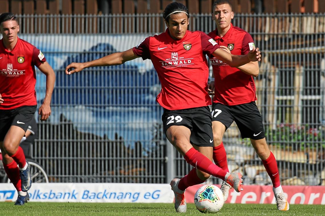 Ist ab sofort für die TSG Backnang am Ball: Flavio Santoro. Regionalligist Großaspach hat den Angreifer für ein Jahr an den benachbarten Oberligisten ausgeliehen. Foto: A. Becher