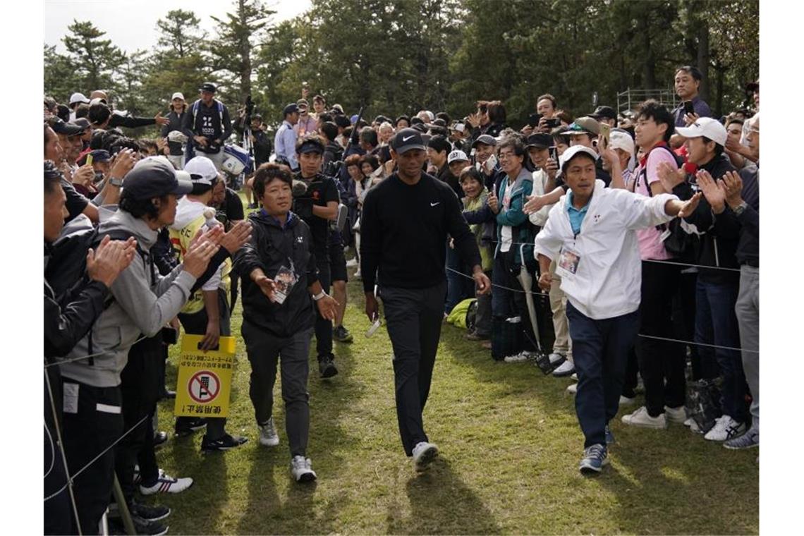 Tiger Woods bei PGA-Turnier in Japan an der Spitze Ist auch in Japan ein Star: Tiger Woods. Foto: Lee Jin-Man/AP/dpa