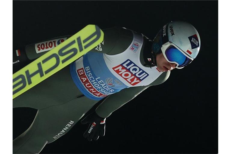 Ist auf Kurs Richtung Dritter Gesamtsieg bei der Vierschanzentournee: Kamil Stoch. Foto: Daniel Karmann/dpa