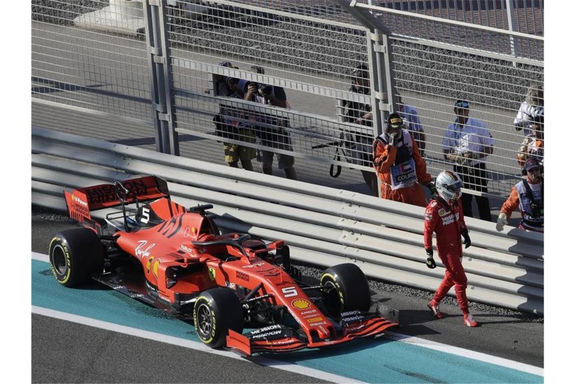 Ist beim Training in Abu Dhabi mit seinem Ferrari in die Leitplanke gefahren: Sebastian Vettel verlässt nach dem Unfall die Piste. Foto: Luca Bruno/AP/dpa