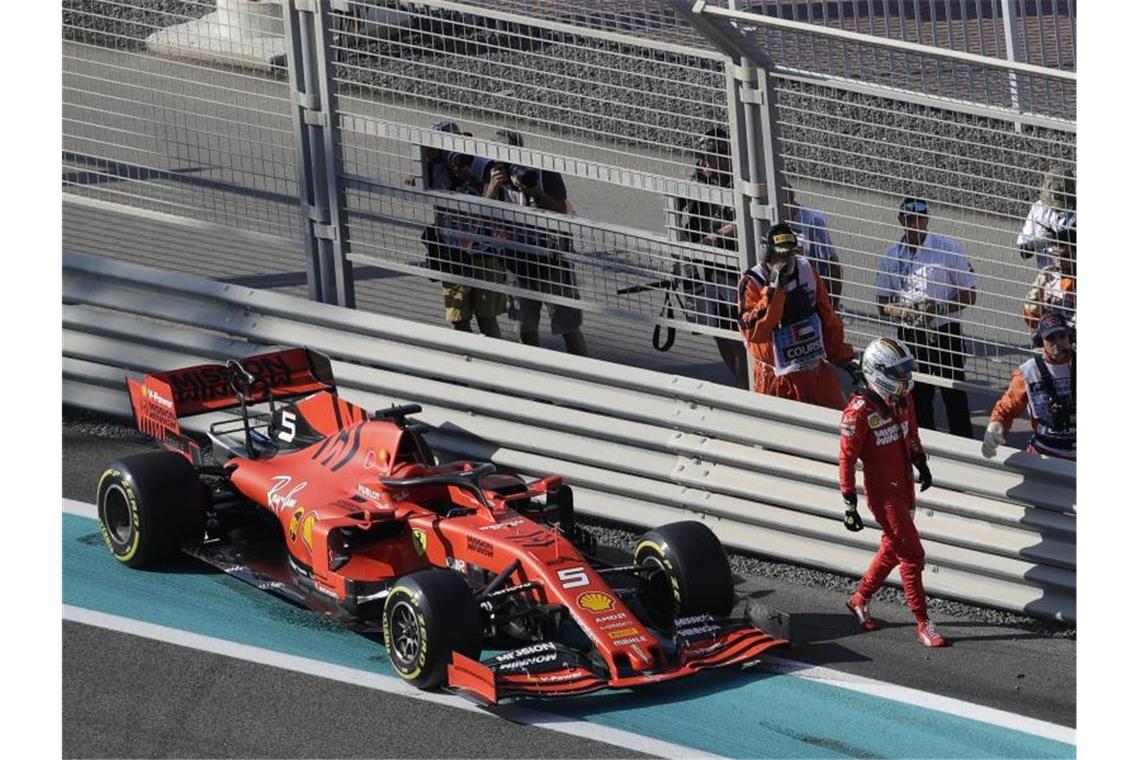 Vettel crasht beim Training - Bottas holt Bestzeit Ist beim Training in Abu Dhabi mit seinem Ferrari in die Leitplanke gefahren: Sebastian Vettel verlässt nach dem Unfall die Piste. Foto: Luca Bruno/AP/dpa