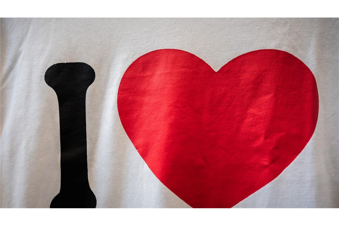 EU-Gericht: Kein Schutz für "I love"-Design auf Kleidung Ist der Aufdruck an bestimmten Stellen eine Marke? Das hatte das EU-Gericht zu entscheiden.