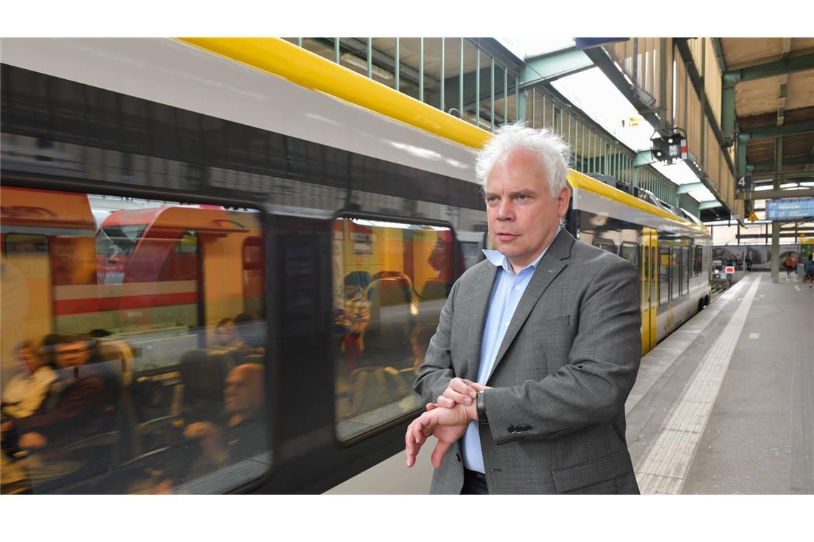 Ist der Zug pünktlich? Matthias Lieb, Fahrgastanwalt des Landes, am Hauptbahnhof Stuttgart.