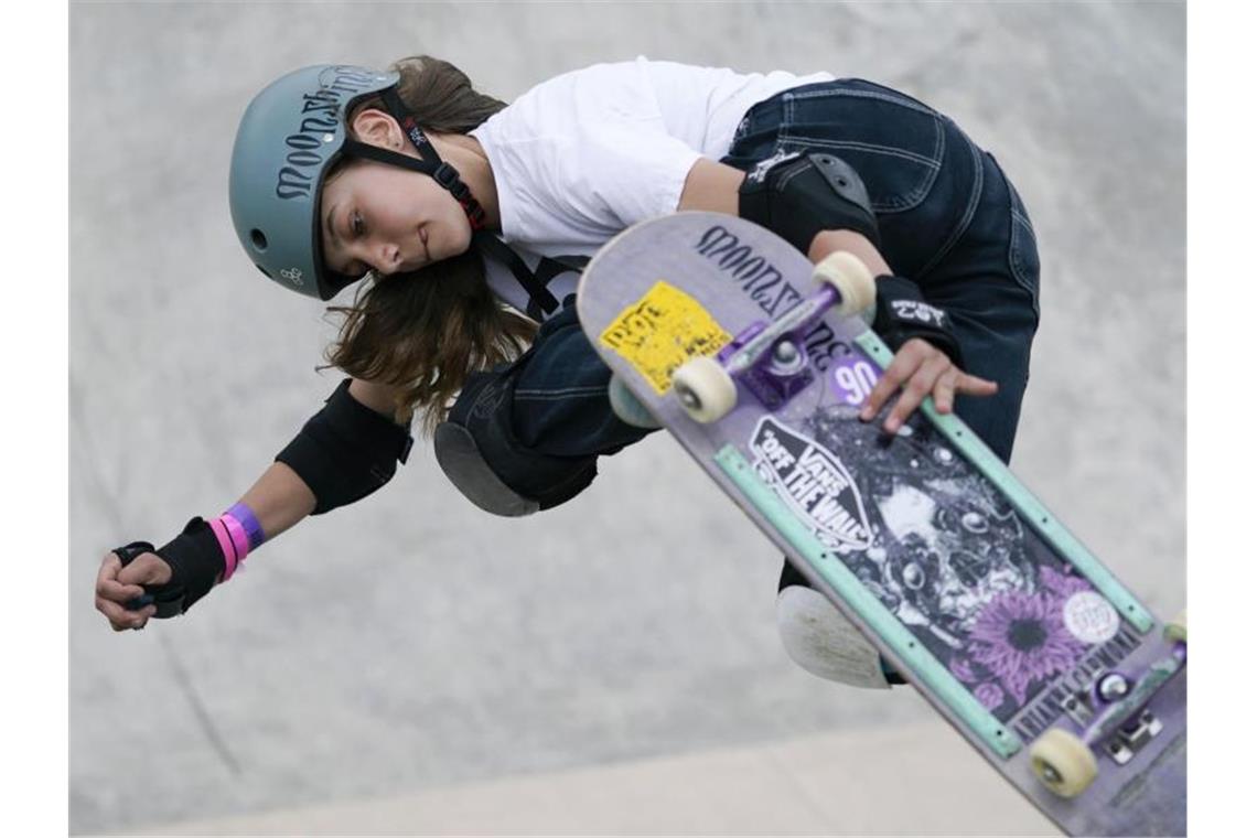 Ist die jüngste deutsche Olympia-Teilnehmerin: Skateboarderin Lilly Stoephasius. Foto: Charlie Neibergall/AP/dpa