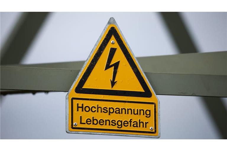 Ist die Stromspannung so hoch, dass sie lebensgefährlich ist, werden Warnschilder aufgehängt&nbsp;– zum Beispiel an Strommasten.