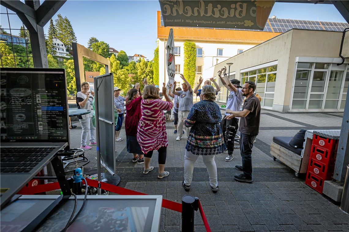 Wenn Tanzen die Menschen verbindet Ist die Tanzfläche auf dem Willy-Brandt-Platz zu Beginn des Abends noch überschaubar, füllt sie sich im Lauf des milden Sommerabends. Foto: Alexander Becher