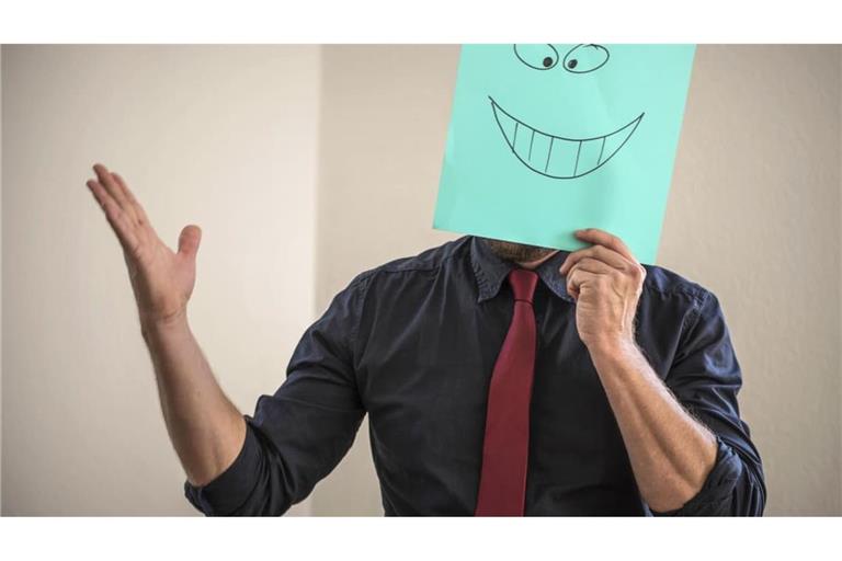 Ist einem wirklich noch zum Lachen, wenn man bei einer Telefonhotline mit Krawatte erscheinen muss? Wohl eher nicht. (Symbolbild)