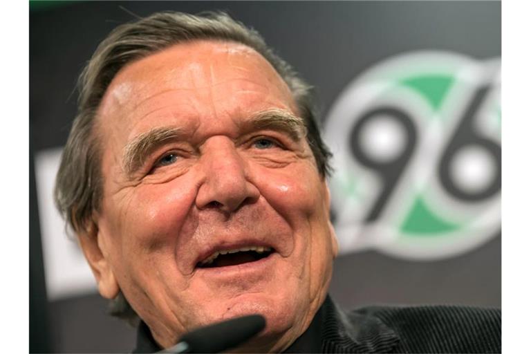Ist Fan von Zweitligist Hannover 96: Gerhard Schröder. Foto: Peter Steffen/dpa