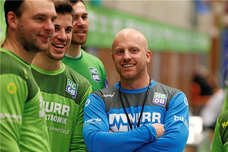 Ist froh, dass die Entscheidung gefallen ist: Teammanager Jonas Frank (rechts). Er belegt mit den HCOB-Handballern den sechsten Rang und ist auch damit sehr zufrieden. Foto: A. Becher