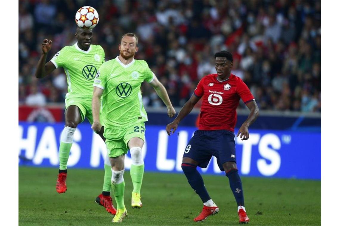 Ist glücklich, mit Wolfsburg wieder Königsklassen-Luft einzuatmen: Maximilian Arnold (M). Foto: Michel Spingler/AP/dpa