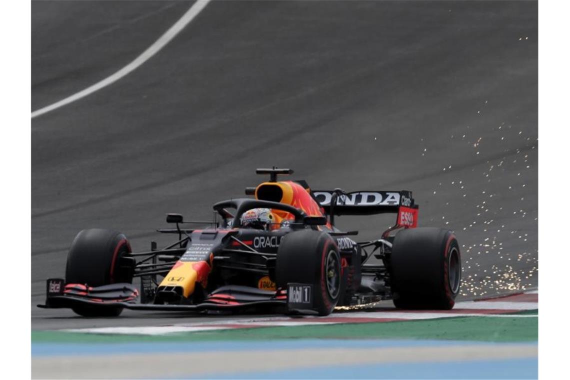 Verstappen fährt in Portimão Bestzeit im Abschlusstraining Ist im letzten Training vor dem Qualifying Bestzeit gefahren: Max Verstappen vom Team Red Bull Racing. Foto: Manu Fernandez/AP/dpa