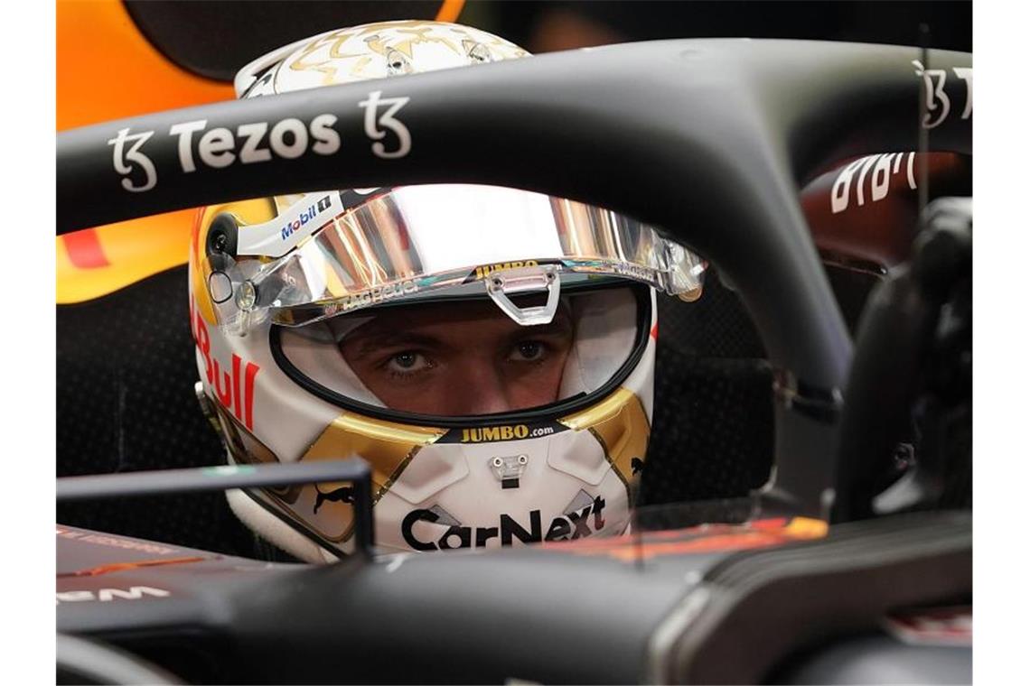 Darüber spricht das Formel-1-Fahrerlager in Bahrain Ist in Bahrain der Gejagte: Formel-1-Weltmeister Max Verstappen. Foto: Hasan Bratic/dpa