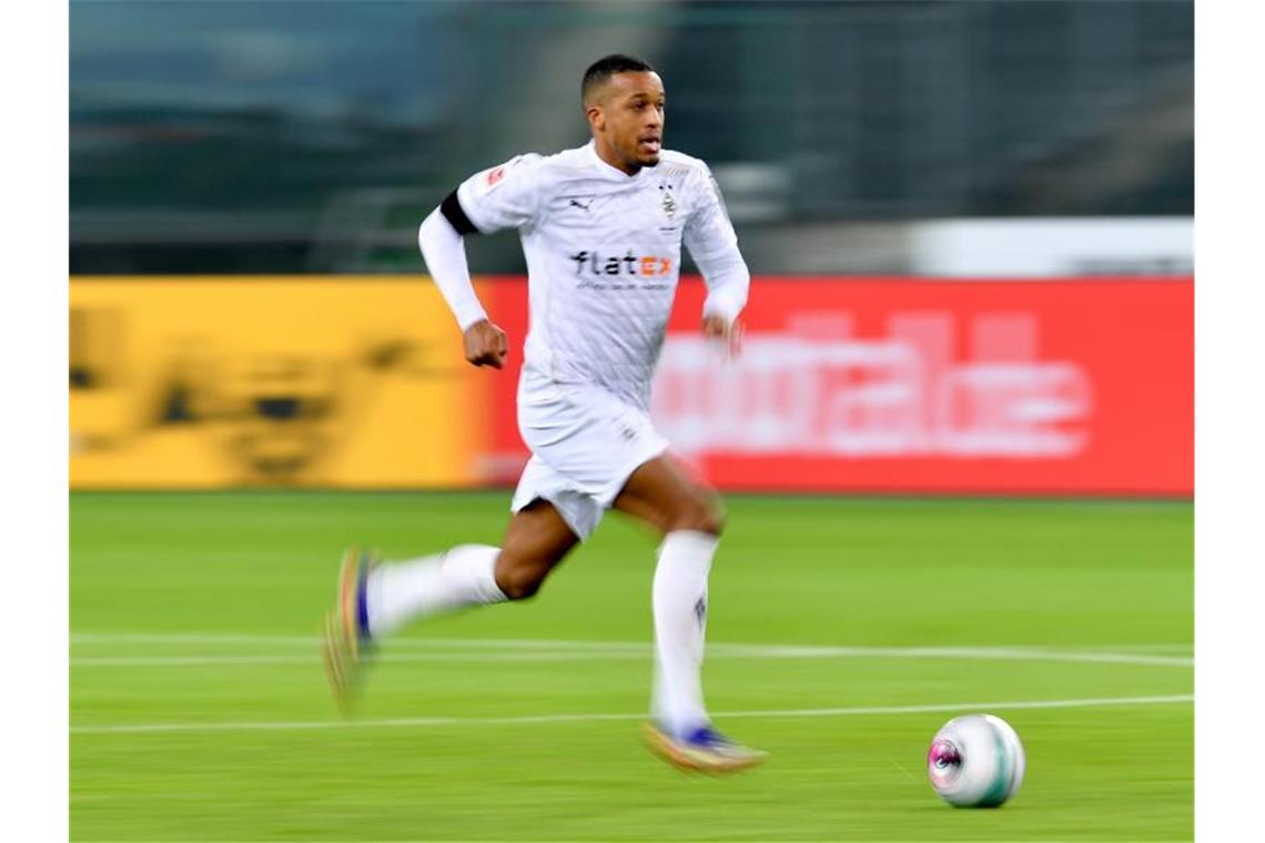 Fußball-Bundesliga am Samstag: Fünf Spiele, fünf Köpfe Ist in Topform: Gladbachs Alassane Plea. Foto: Marius Becker/dpa