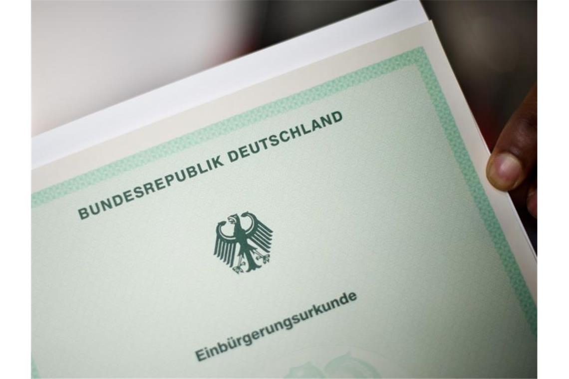 Keine Einbürgerung mehr bei Verurteilung wegen Rassismus Ist jemand wegen Rassismus verurteilt, so gibt es keine Einbürgerung. Foto: Julian Stratenschulte/dpa