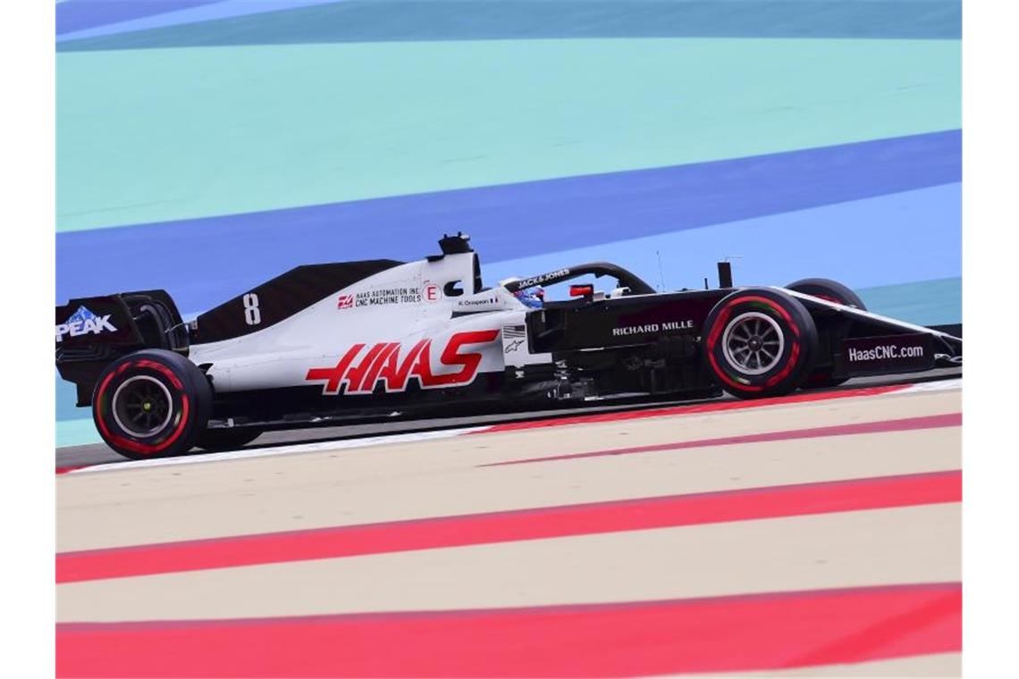 Ist kurz nach dem Start in Bahrain in die Leitplanken gefahren: Romain Grosjean vom Team Haas in Aktion. Foto: Giuseppe Cacace/Pool AFP/AP/dpa