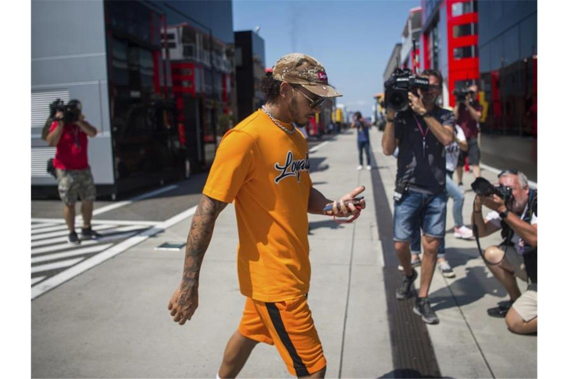 Darüber wird auch gesprochen im Fahrerlager der Formel 1 Ist mehr mit seinem Smartphone als mit der Zukunft von Konkurrent Max Verstappen beschäftigt: Mercedes-Star Lewis Hamilton. Foto: Zoltan Balogh/MTI