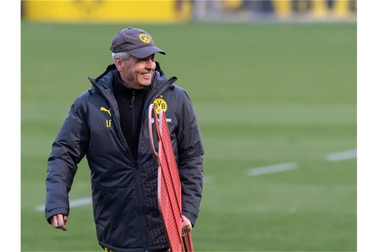 Ist mit Borussia Dortmund gegen Zenit St. Petersburg schon früh unter Zugzwang: BVB-Coach Lucien Favre. Foto: Bernd Thissen/dpa