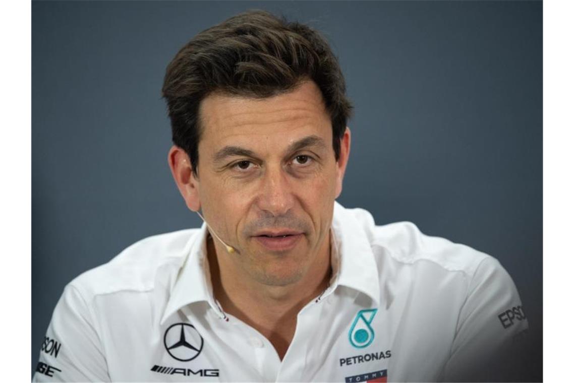 Ist mit der Leistung seiner beiden Formel-1-Piloten sehr zufrieden: Toto Wolff, Teamchef von Mercedes. Foto: Sebastian Gollnow/dpa
