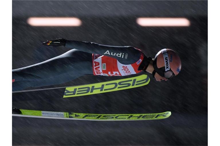 Ist mit Deutschlands Skispringern in Klingenthal gefordert: Karl Geiger. Foto: Hendrik Schmidt/dpa-Zentralbild/dpa