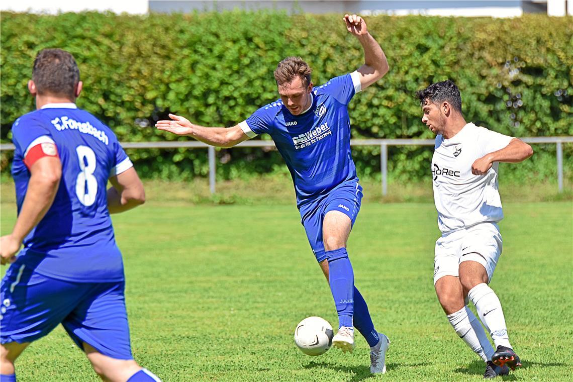 Fünf Teams haben den Titel noch im Blick Ist mit Fornsbach nach der Rückrunde auf einem guten Weg: Fabian Hirschmann (am Ball). Die Verfolger sind aber dran. Foto: Tobias Sellmaier