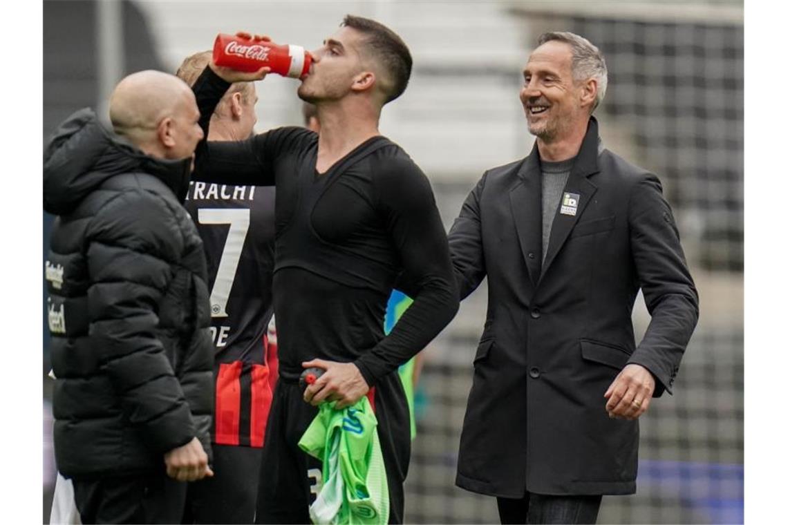 Sieben-Tore-Spektakel: Eintracht rollt Richtung Königsklasse Ist mit Frankfurt auf Kurs Champions League: Eintracht-Coach Adi Hütter (r). Foto: Thomas Frey/dpa