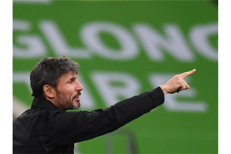 Ist mit Wolfsburg in Salzburg gefordert: VfL-Coach Mark van Bommel. Foto: Swen Pförtner/dpa