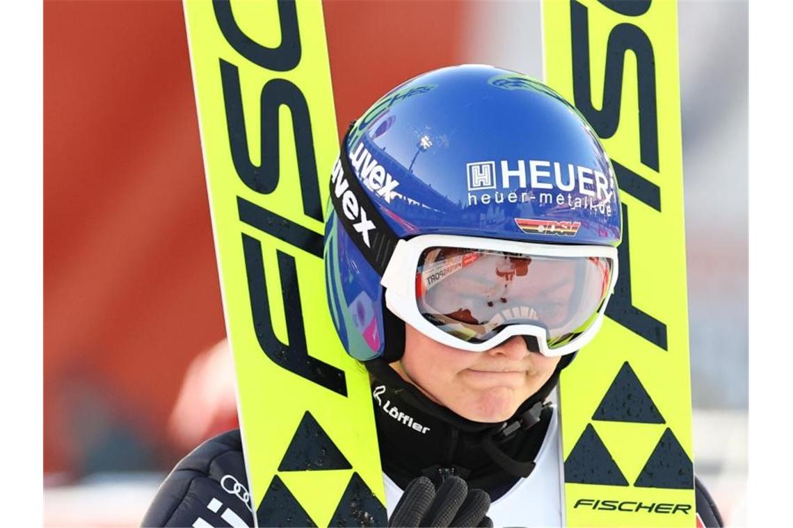 Skispringerin Vogt am emotionalen Tiefpunkt Ist nach ihren Sprüngen von der Normalschanze von sich schwer enttäuscht: Carina Vogt. Foto: Daniel Karmann/dpa