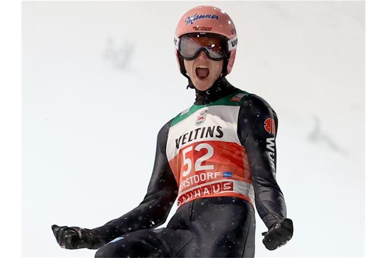 Ist nach seinem Heim-Triumph in Oberstdorf der Gejagte: Karl Geiger. Foto: Daniel Karmann/dpa