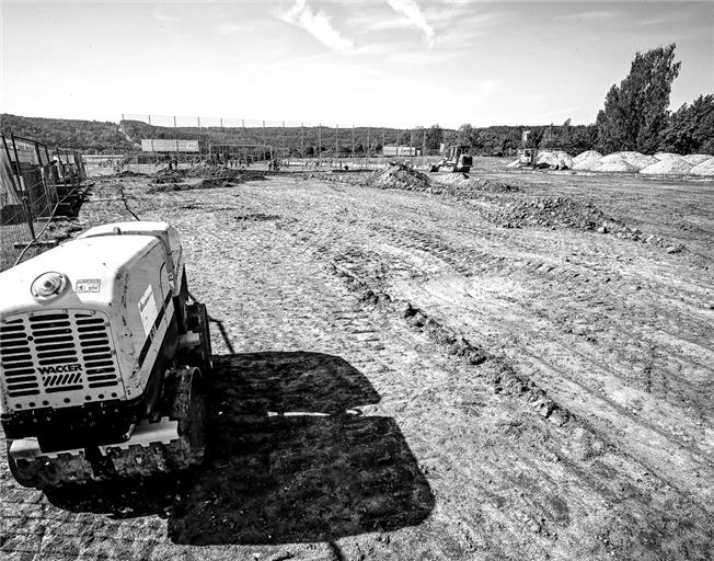 Ist noch eine Baustelle, soll ab Herbst aber ein neues Schmuckstück sein: Das künftige Kleinspielfeld, das der SVA derzeit erstellt. Foto: A. Becher