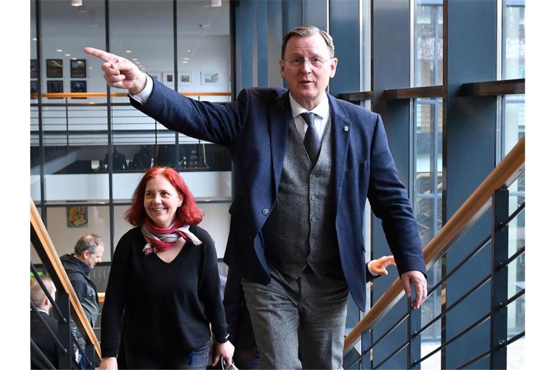 Ist seine Wiederwahl möglich? Bodo Ramelow (Linke), Ex-Ministerpräsident von Thüringen, geht durch den Landtag, gefolgt von Astrid Rothe-Beinlich (Grüne). Foto: Martin Schutt/dpa-Zentralbild/dpa