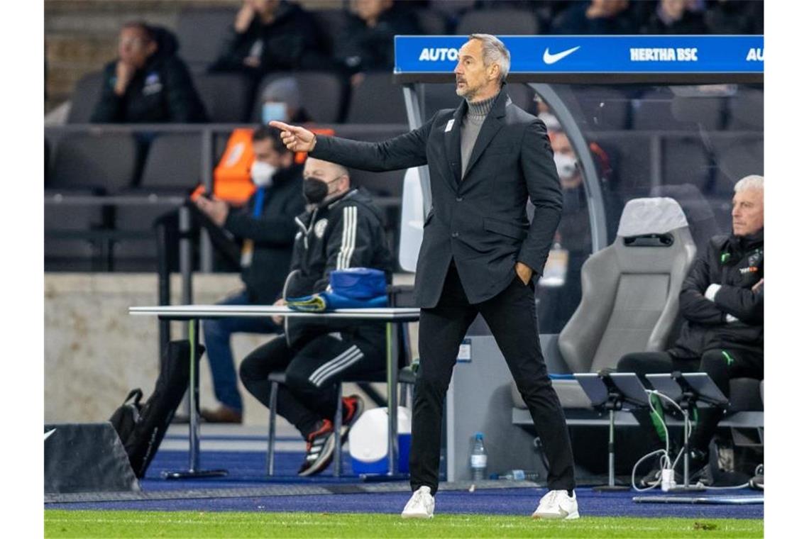 Frust und Ärger: Gladbach sieht Bayern als Aufbaugegner Ist unzufrieden mit der Leistung seines Teams: Adi Hütter von Borussia Mönchengladbach. Foto: Andreas Gora/dpa