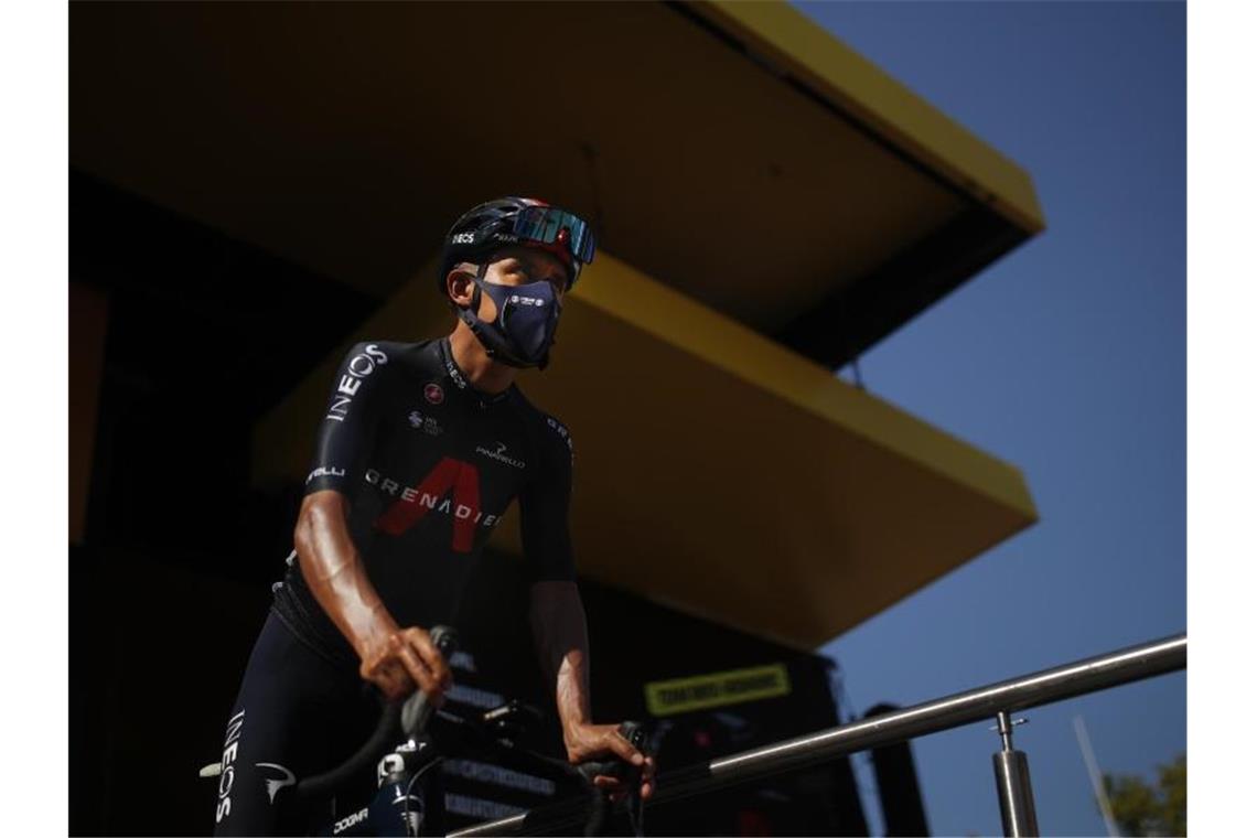 Ist vor der 17. Etappe aus der Tour de France ausgestiegen: Egan Bernal aus Kolumbien vom Team Ineos kommt zur Startlinie. Foto: Stephane Mahe/Reuters/AP/dpa