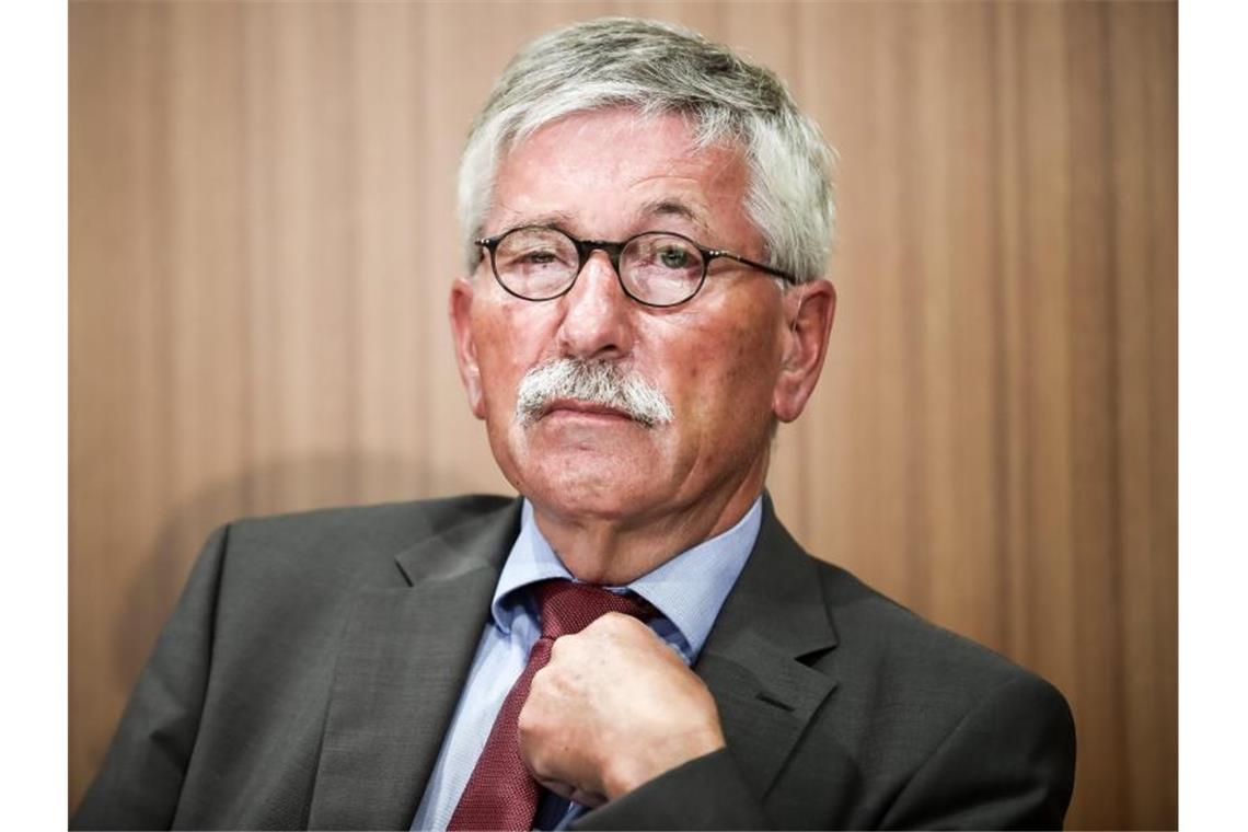 Parteigericht will Sarrazin aus SPD werfen - der wehrt sich Ist wegen migrationskritischer Äußerungen in seinen Büchern umstritten: Thilo Sarrazin. Foto: Michael Kappeler