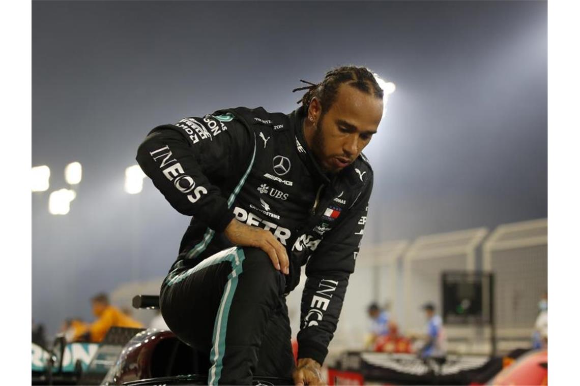 Das muss man zum Großen Preis von Sakhir wissen Ist wegen seiner Corona-Infektion beim zweiten Rennen in Bahrain nicht dabei: Lewis Hamilton. Foto: Hamad Mohammed/Pool Reuters/AP/dpa