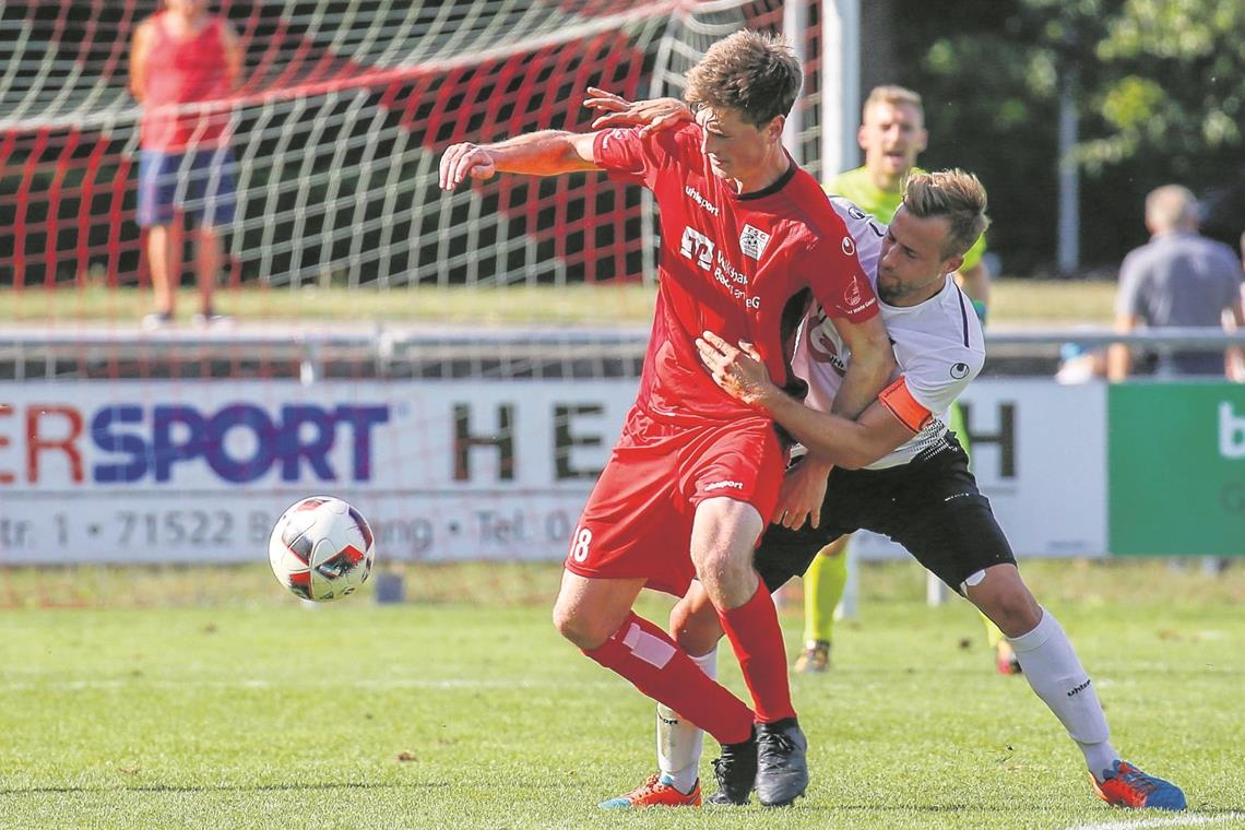 Ist weiterhin für die TSG Backnang am Ball: Abwehrspieler Thomas Doser (links).Foto: A. Becher