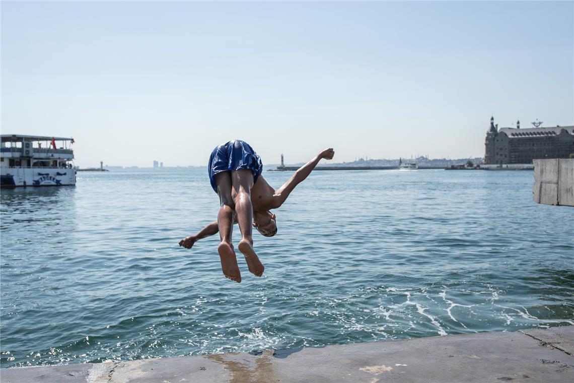 Istanbul: Ein Junge springt vom Pier in Kadiköy ins Meer, um sich abzukühlen.