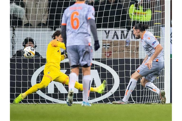 Istanbuls Enzo Crivelli (r) besiegelte in der Nachspielzeit mit seinem Tor das Gladbacher Aus. Foto: Marius Becker/dpa