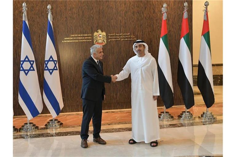 Istraels Außenminister Jair Lapid (l) trifft seinen Amtskollegen Abdullah bin Sajid in Abu Dhabi. Foto: Shlomi Amsalem/Government Press Office/AP/dpa