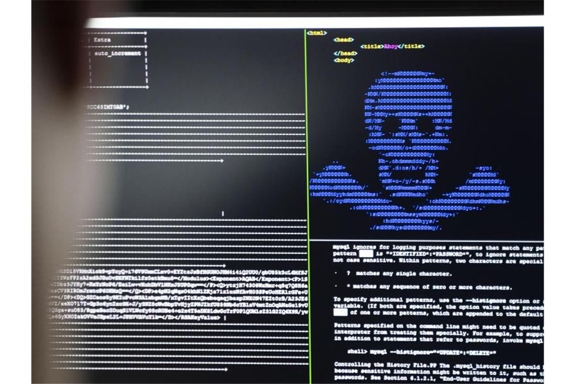 Experten: „Zunehmende Bedrohungslage“ durch Cyberangriffe IT-Security-Wissenschaftler trainieren in einem Cybersicherheitszentrum, wie eingeschleuste Erpresser-Programme („Ransomware“) unschädlich gemacht werden können. Foto: Frank Rumpenhorst/dpa