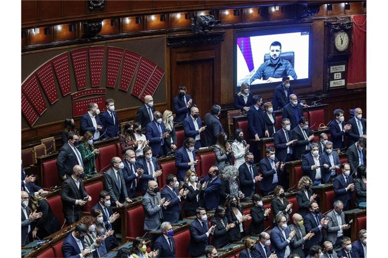 „Italien ist an der Seite der Ukraine in diesem Prozess“, sagte Italiens Premier Draghi am Rande einer Videoansprache von Ukraines Präsident Selenskyj vor dem italienischen Parlament. Foto: Roberto Monaldo/LaPresse/AP/dpa