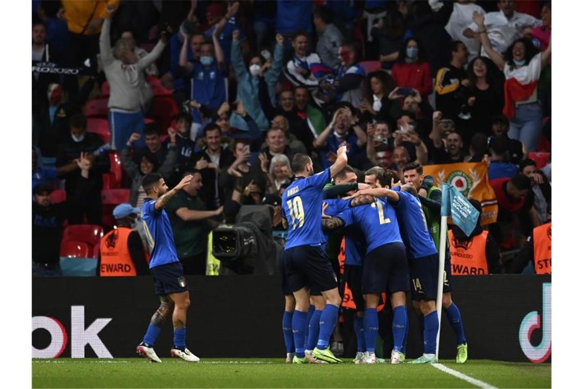 Nach Elfer-Drama im EM-Finale: Italien ringt Spanien nieder Italien steht als erstes Team für das EM-Finale in London fest. Foto: Andy Rain/Pool EPA/AP/dpa
