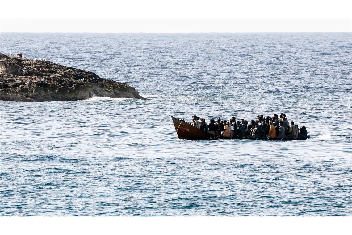 Asylverfahren auslagern? Gerichtshof verschärft Bedingungen Italien wollte die Asylanträge von auf dem Mittelmeer gestoppten Migranten aus sicheren Herkunftsländern in Albanien prüfen und sie erst dann einreisen lassen. Jetzt äußert sich der EuGH zu einem Aspekt dieses Modells. (Archivbild)