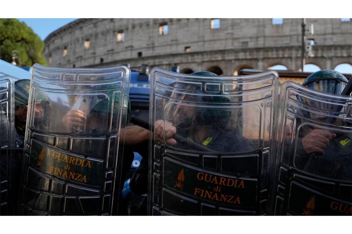 Italienische Bereitschaftspolizisten vor dem Kolosseum in Rom. Im Zuge der Proteste kam es zu Ausschreitungen.