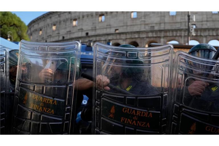 Italienische Bereitschaftspolizisten vor dem Kolosseum in Rom. Im Zuge der Proteste kam es zu Ausschreitungen.