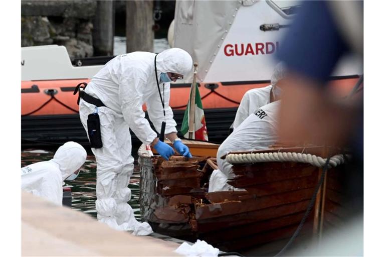 Italienische Forensiker begutachten den Schaden an einem der an dem Unfall beteiligten Boote. In Brsecia ist der Prozess gegen zwei Männer aus München fortgesetzt worden. Foto: Gabriele Strada/AP/dpa