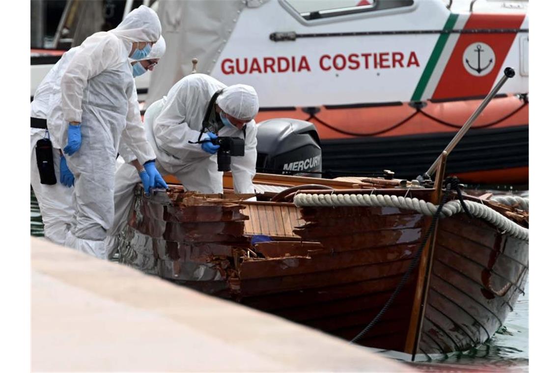 Gardasee-Crash: Europäischer Haftbefehl gegen Deutschen Italienische Forensiker begutachten die Schäden am Unfallboot in Salo am Gardasee. Foto: Gabriele Strada/AP/dpa